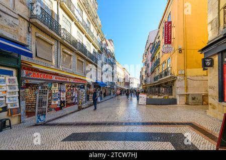 The popular Rua Augusta street, full of shoppers and diners enjoying the stores, restaurants and sidewalk cafes in Lisbon, Portugal. Stock Photo