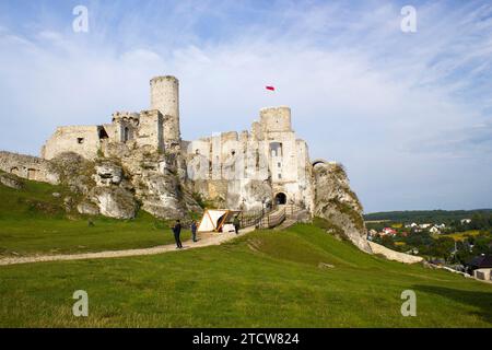 Ogrodzieniec Castle - The beautiful architecture of the ruins of the Ogrodzieniec castle in Poland. Stock Photo