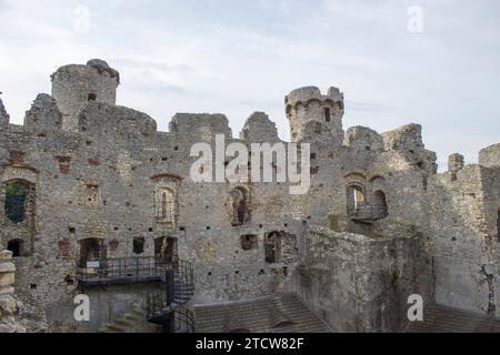 Ogrodzieniec Castle - The beautiful architecture of the ruins of the Ogrodzieniec castle in Poland. Stock Photo