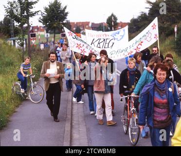 RECORD DATE NOT STATED 84-5Jahre Ereignisse DEU, Deutschland: Die historischen Dias aus den Zeiten 84-85 r Jahre Ereignisse und Personen aus Politik, Kultur, Arbeitsleben, Medizin u.a. DEU, Germany: The historical slides from the 84s-85s events and people from politics, culture, working life, medicine, etc. *** 84 5years events DEU, Germany The historical slides from the 84 85 r years events and people from politics, culture, working life, medicine, etc DEU, Germany The historical slides from the 84s 85s events and people from politics, culture, working life, medicine, etc Stock Photo