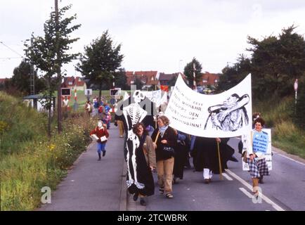 RECORD DATE NOT STATED 84-5Jahre Ereignisse DEU, Deutschland: Die historischen Dias aus den Zeiten 84-85 r Jahre Ereignisse und Personen aus Politik, Kultur, Arbeitsleben, Medizin u.a. Ruhrgebiet. Friedensbewgung . ca. 1984 DEU, Germany: The historical slides from the 84s-85s events and people from politics, culture, working life, medicine, etc. *** 84 5years events DEU, Germany The historical slides from the 84 85 r years events and people from politics, culture, working life, medicine, a Ruhrgebiet Friedensbewgung ca 1984 DEU, Germany The historical slides from the 84s 85s events and people Stock Photo