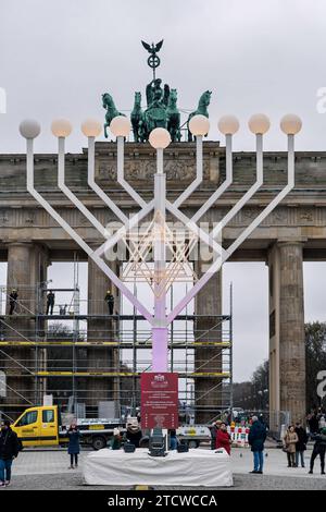 Chanukka-Leuchter Am Brandenburger Tor Berlin *** Hanukkah Candlestick ...