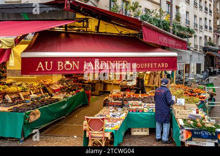Au Bon Jardinier , a fruit and vegetable shop on Rue Mouffetard in the 5th arrondissement of Paris ,France Stock Photo