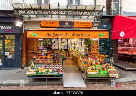 Au Jardin de Mouffetard a fruit and vegetable shop on Rue Mouffetard in the 5th arrondissement of Paris, France Stock Photo