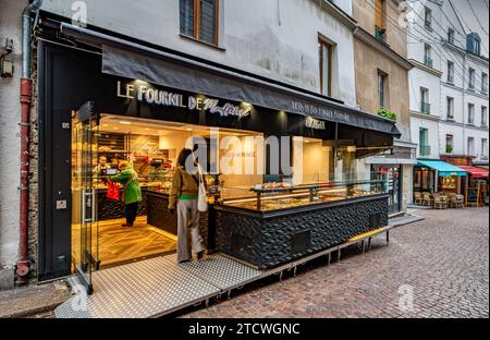 People shopping at Le Fournil de Mouffetard a Boulangerie Pâtisserie on Rue Mouffetard in the 5th arrondissement of Paris, France Stock Photo