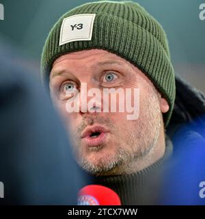 Trainer Alexander Straus (Coach, Headcoach, FC Bayern München, FCB) beim Interview, TV, Fernsehen, Mikrofon, enttäuscht schauend, Enttäuschung, Frustration, disappointed, pessimistisch, 14.12.2023, München (Deutschland), Fussball, UEFA Womens Champions League, Gruppe C, FC Bayern München - Ajax Amsterdam Credit: dpa picture alliance/Alamy Live News Stock Photo