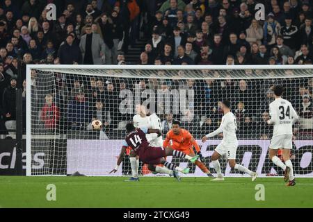 Mohammed Kudus of West Ham United has a shot at goal during the UEFA Europa League match between West Ham United and SC Freiburg at the London Stadium, Queen Elizabeth Olympic Park, London, England on 14 December 2023. Photo by Phil Hutchinson. Editorial use only, license required for commercial use. No use in betting, games or a single club/league/player publications. Credit: UK Sports Pics Ltd/Alamy Live News Stock Photo