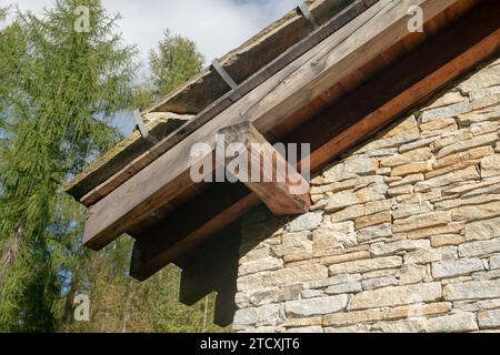 roof, particular truss with exposed wooden beams. interlocking beam structure covered with wooden beading. thermal coat, energy class, mountain hut Stock Photo