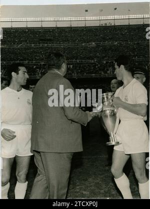 Madrid, June 1959. Don Santiago Bernabéu receives applause from the public when he is awarded the IV European Cup, won in Germany, when Real Madrid beat the Stade de Reims by 2 to 0. In the image, the white president with José María Zárraga and Francisco Gento. Credit: Album / Archivo ABC / Álvaro García Pelayo Stock Photo