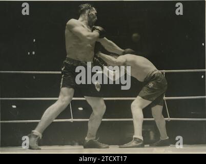 Paris (France), 04/29/1932. Palais des Sports. Ten-round boxing match for the heavyweight title between Primo Carnera and Maurice Griselle. The fight ended with the Italian's victory by technical knockout in the tenth. Credit: Album / Archivo ABC / Wide World Stock Photo