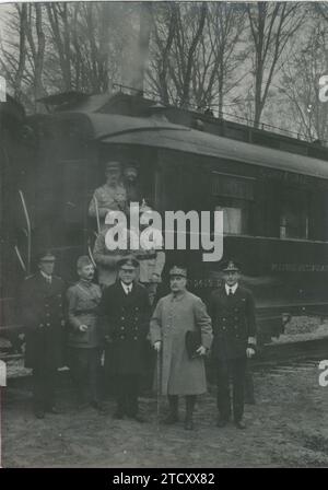 Compiègne (France), 11/11/1918. First World War. Signing of the armistice between the German Empire and the Allies. In the image, the participants of the meeting, Ferdinand Foch, Maxime Weygand, Rosslyn Wemyss, George Hope, Jack Marriott, Matthias Erzberger, Alfred von Oberndorff, Detlof von Winterfeldt and Ernst Vanselow. Credit: Album / Archivo ABC Stock Photo