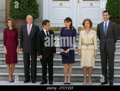 04/26/2009. MADRID, 04/27/09.- The president of France, Nicolás Sarkozy and his wife Carla Bruni upon their arrival at the Zarzuela Palace to attend the lunch offered by ss.mm. the kings in honor of the visitors, within the acts of the first official visit of the French president to Spain..-photo ernesto acute.archdc. Credit: Album / Archivo ABC / Ernesto Agudo Stock Photo
