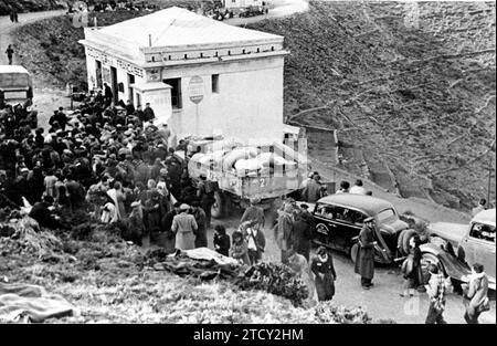 Le Perthus (France), 1939. A crowd of Spanish refugees crossing the border into France. Credit: Album / Archivo ABC Stock Photo