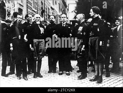 Rome. 10/28/1922. March on Rome: Benito Mussolini, Michele Bianchi (1st from the left), Italo Balbo (1st from the right) and Cesare María de Vecchi (2nd from the right) in the Piazza del Pópolo after their arrival in the Italian capital in front of 40,000 black shirts. Credit: Album / Archivo ABC Stock Photo