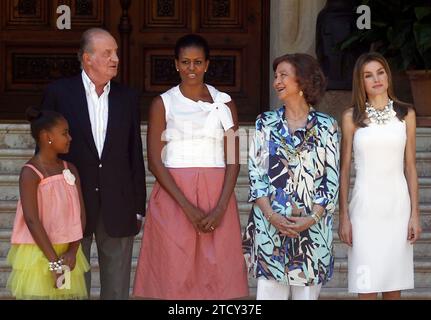 08/07/2010. 08-08-10. Palma de Mallorca. King Juan Carlos, Queen Sofia and Princess Letizia pose with Michael Obama and her daughter at the Marivent Palace. Roque Martinez. Credit: Album / Archivo ABC / Roque Martínez Stock Photo