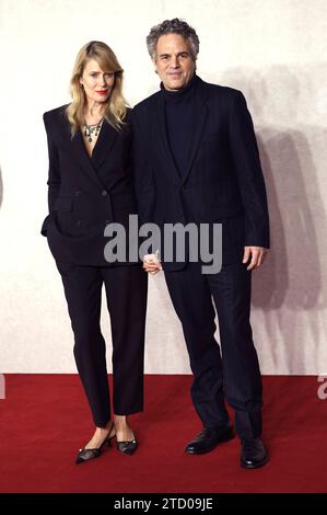 Sunrise Coigney mit Ehemann Mark Ruffalo beim Gala-Screening des Kinofilms Poor Things im Barbican Centre. London, 14.12.2023 *** Sunrise Coigney with husband Mark Ruffalo at the gala screening of the movie Poor Things at the Barbican Centre London, 14 12 2023 Foto:xD.xJonesx/xFuturexImagex poor 3220 Stock Photo