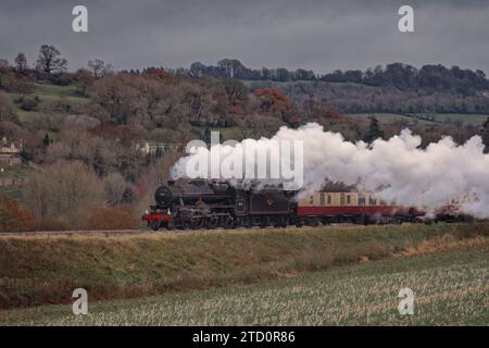 LMS 'Black 5' 45231 'The Sherwood Forester' passes Corston Farm, Bath, with Saphos Trains' Solihul-Brstol Temple Meads 'Great Western Christmas Envoy' Stock Photo