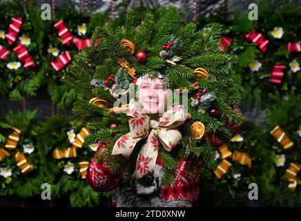 Stephen Roxburgh make Christmas wreaths at the Blair Drummond Smiddy Farm Shop. Picture date: Friday December 15, 2023. Stock Photo