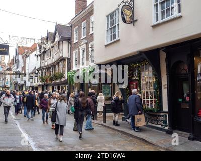 Christmas shoppers in Stonegate York Stock Photo