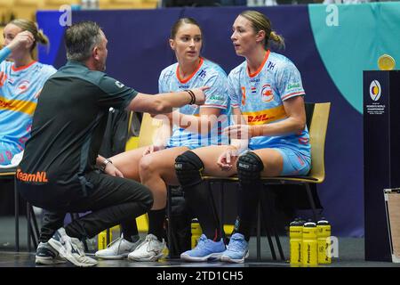 HERNING, DENMARK - DECEMBER 15: coach Per Johansson of the Netherlands, Larissa Nusser of the Netherlands, Lois Abbingh of The Netherlands during the 26th IHF Women's World Championship Handball Final Round, 5-8 place match between Montenegro and Netherlands at Jyske Bank Boxen on December 15, 2023 in Herning, Denmark (Photo by Henk Seppen/Orange Pictures) Stock Photo