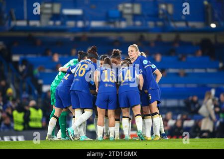 Chelsea UEFA Champions League ベンチコート L London, UK. 14 December 2023. Chelsea huddle during the UEFA