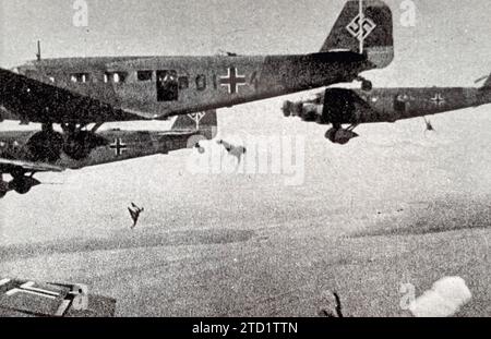 LUFTWAFFE  Fallschirmjäger (parchitists) dropping from Junkers Ju-52 aircraft about 1940 Stock Photo