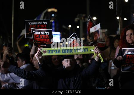 Tel Aviv, Israel. 15th Dec 2023. 15 December 2023, Israel, Tel Aviv: Israelis take part in a protest following the Israeli Military news of 3 hostages killed in Gaza by friendly fire. Israeli soldiers accidentally killed three hostages in Gaza after forces mistakenly identified them as a threat and shot them during an operation against a Hamas battalion in Gaza City, Israeli military spokesman Daniel Hagari said on Friday. Photo: Ilia Yefimovich/dpa Credit: dpa picture alliance/Alamy Live News Stock Photo