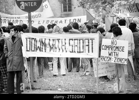 Demonstration against Egyptian President Anwar Sadat, Washington, D.C., USA, Warren K. Leffler, U.S. News & World Report Magazine Photograph Collection, November 21, 1977 Stock Photo