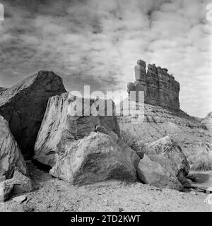 HB44103-00....UTAH - Boulders and sandstone butte in Valley Of The Gods. Stock Photo