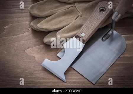 Pallet knife Bricklayer's trowel and leather protective gloves Horizontal view Stock Photo