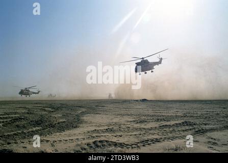 8th January 1991 In the desert of eastern Saudi Arabia, RAF Aérospatiale SA 330 Puma helicopters take off with British Prime Minister John Major on board. Stock Photo