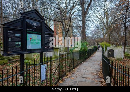 Bunhill Fields Burial Ground in the City of London containing an estimated 120,000 bodies, notably Blake, Defoe, Bunyan and Suzannah Wesley Stock Photo