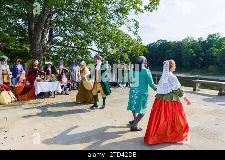 ) Pleasure gondolas anno 1719 The 300th anniversary of the prince's wedding in 1719 was celebrated in Dresden with a historic water parade on the Stock Photo