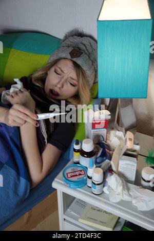 junge frau mit erkältung und grippe im bett junge frau mit erkältung und grippe im bett *** young woman with cold and flu in bed young woman with cold and flu in bed Stock Photo