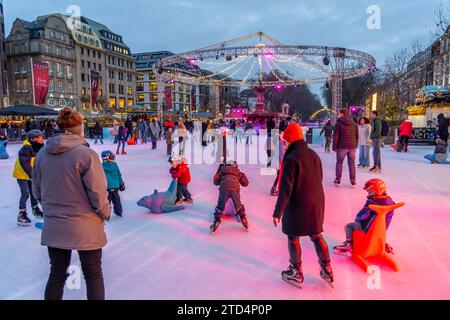 Eisbahn Kö on Ice, am Nordende der Königsallee, Weihnachtsmarkt, t in Düsseldorf, NRW, Deutschland Eisbahn Kö *** Ice rink Kö on Ice, at the northern end of Königsallee, Christmas market, t in Düsseldorf, NRW, Germany Ice rink Kö Stock Photo