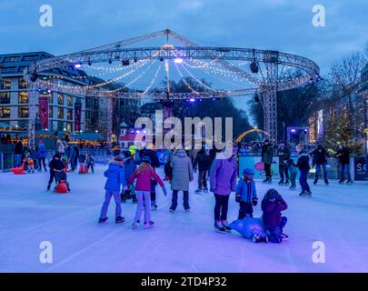 Eisbahn Kö on Ice, am Nordende der Königsallee, Weihnachtsmarkt, t in Düsseldorf, NRW, Deutschland Eisbahn Kö *** Ice rink Kö on Ice, at the northern end of Königsallee, Christmas market, t in Düsseldorf, NRW, Germany Ice rink Kö Stock Photo