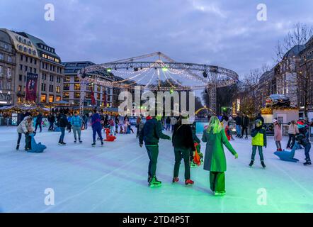 Eisbahn Kö on Ice, am Nordende der Königsallee, Weihnachtsmarkt, t in Düsseldorf, NRW, Deutschland Eisbahn Kö *** Ice rink Kö on Ice, at the northern end of Königsallee, Christmas market, t in Düsseldorf, NRW, Germany Ice rink Kö Stock Photo