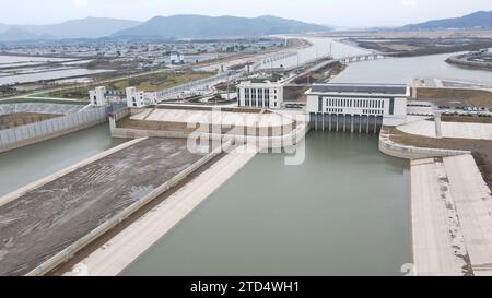 (231216) -- HEFEI, Dec. 16, 2023 (Xinhua) -- This aerial photo taken on Dec. 16, 2023 shows Zongyang pumping station in east China's Anhui Province.  Anhui section of the first phase of a water diversion project, which diverts water from the Yangtze River to the Huaihe River, starts its trial operation on Saturday.   It is one of the 172 major water conservancy projects for water saving and supply in China, integrating functions of water supply, shipping and ecological protection, etc. (Xinhua/Zhang Duan) Stock Photo