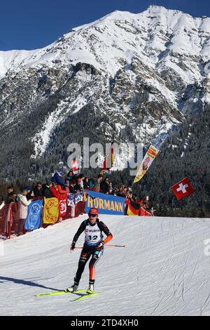Unter dem Lenzerhorn stürmt Janina Hettich (SC Schönwald) auf Rang 8 beim IBU Biathlon Weltcup Verfolger Frauen Lenzerheide 2023 Stock Photo