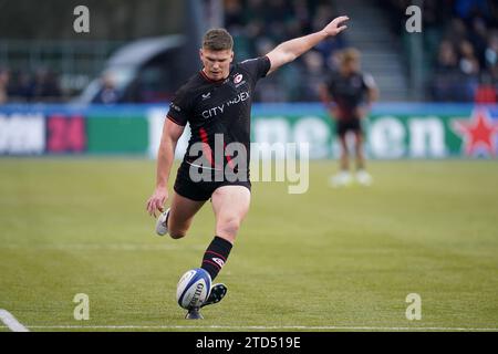 Saracens' Owen Farrell scores a conversion kick during the Investec ...