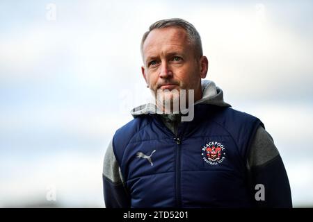 Cambridge on Saturday 16th December 2023.Manager Neil Critchley (Manger Blackpool) during the Sky Bet League 1 match between Cambridge United and Blackpool at the R Costings Abbey Stadium, Cambridge on Saturday 16th December 2023. (Photo: Kevin Hodgson | MI News) Credit: MI News & Sport /Alamy Live News Stock Photo