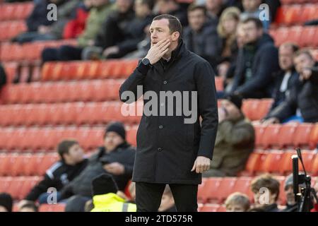 Neill Collins Head coach of Barnsley looks on during the Sky Bet League 1 match Barnsley vs Charlton Athletic at Oakwell, Barnsley, United Kingdom, 16th December 2023  (Photo by Mark Cosgrove/News Images) in Barnsley, United Kingdom on 12/16/2023. (Photo by Mark Cosgrove/News Images/Sipa USA) Stock Photo