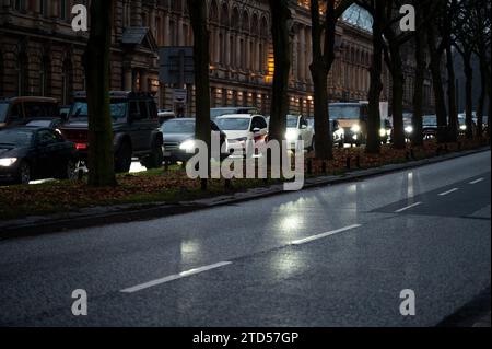 16 December 2023, Hamburg: Numerous vehicles are stuck in a traffic jam behind a grass verge next to the empty oncoming lane. Photo: Jonas Walzberg/dpa Stock Photo