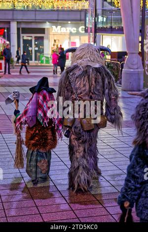 Bestien Und Hexen Am Flughafen In München. Der Perchtenlauf Von Den ...