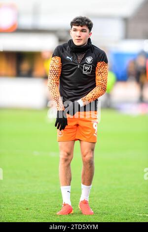 Cambridge on Saturday 16th December 2023.Kyle Joseph (9 Blackpool) warms up during the Sky Bet League 1 match between Cambridge United and Blackpool at the R Costings Abbey Stadium, Cambridge on Saturday 16th December 2023. (Photo: Kevin Hodgson | MI News) Credit: MI News & Sport /Alamy Live News Stock Photo