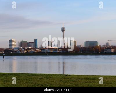 Blick ueber den Rheinstrom mit Hochwasser auf die Skyline von Duesseldorf Duesseldorf Rheinstrom Hochwasser Skyline *** View over the Rhine river with high water on the skyline of Duesseldorf Duesseldorf Rhine river high water skyline Stock Photo