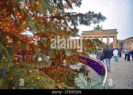 Es fehlt der Schnee auf dem Pariser Platz, die Ruestung und Bauplane am Tor ist entfernt. *** There is no snow on Pariser Platz, the scaffolding and tarpaulin at the gate have been removed Stock Photo