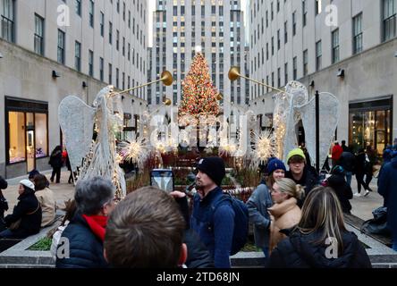 Tourists at Channel Gardens with the Christmas tree at the Rockefeller Center in midtown Manhattan, New York Stock Photo