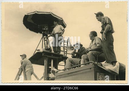 Los Monegros (Zaragoza), 1958. Camera position number 1 during the filming of a war scene for the film 'Solomon and the Queen of Sheba.' From right to left: José María Ochoa, Spanish assistant director; Luis Martín de Pozuelo, military advisor of the film, director King Vidor, assistants to the operator behind the camera - and Joe Keny, American assistant director. Credit: Album / Archivo ABC / Miguel Marín Chivite Stock Photo