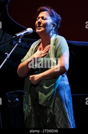 Seville, 09/23/2012. Graphic pass of the show Oasis Abierto, from the XVII Flamenco Biennial, at the Teatro de la Maestranza. In the image, Carmen Linares. Photo: Juan Flores Archsev. Credit: Album / Archivo ABC / Juan Flores Stock Photo